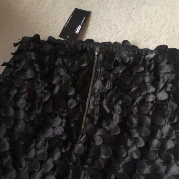 Frilly skirt! - Picture 6 of 6